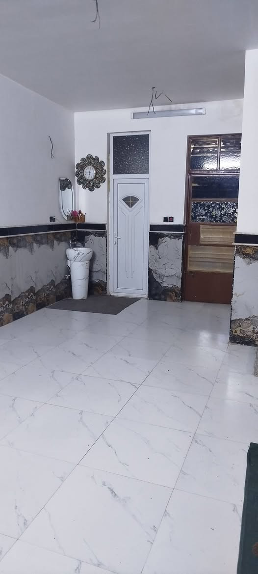 بيت لبيع مساحه 150 بنا حديث يتكون من طابقين الطابق الارضي صاله واستقبال وغرفتبن ومطبخ وحمام تواليت خارجي تواليت داخلي طابق الثاني اربع غرف وحمام كامله غرفه وحده
العنوان الكفائات 
الرقم ***********
***********
