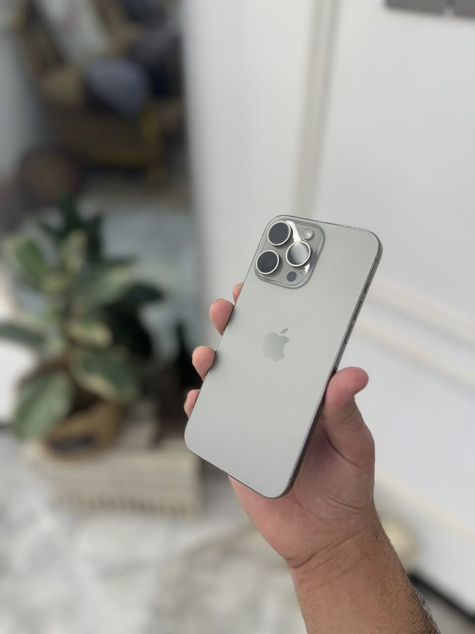 ايفون 15 برو ماكس
 ذاكره 256

بطاريه 88🔋

 جهاز بلادي ونضيف فقط هاي الخدشين حت مو بل كلاسه خدش سطحي بل نشرته لل مصداقيه ولا مبين 

سعر 950 ألف 
مكاني بغداد لل تواصل 

***********
