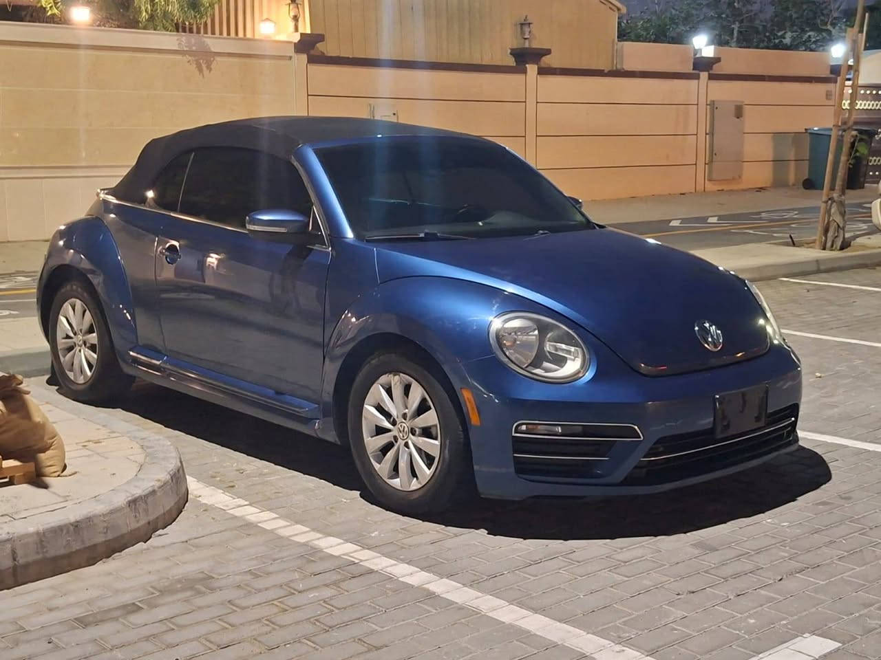 Vw beetle 2018 

4cyl 2.0 turbo 
120k km only
Lady use 
In perfect condition 
No any fault or problems

Cruise control system
Ambient interior lighting
New battery


**إذا كنت صاحب هذا الإعلان وتريد حذفه لأي سبب، رجاءا أرسل رسالة إلى الدعم الفني**