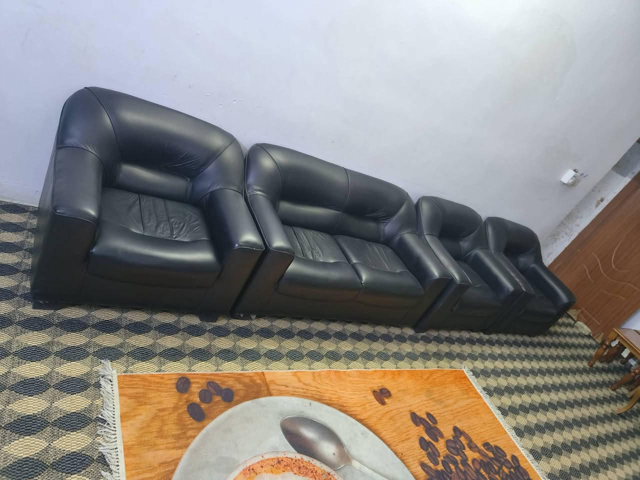 تخم نضيف جدا جلد لون اسود
5 مقعد مثل ماموضح بالصور يصير مكتبي او دكتور اسنان لان سهل التنضيف جلد يعني سعره 250 
ميز مكتبي مع الكرسي دوار وكلش جديد سعره 200 
ميز مكتبي ثاني  مع ملحقاته وكلش نضيف سعره 200
مكانه بغداد ابو غريب قرب مجمع بدور بغداد 
***********
