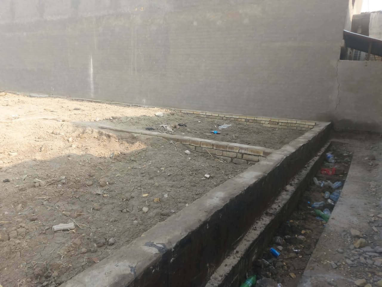 ⚠️ قطعة مساحة 200  متر سند 25 بيها بتلو مساحته 160 تقريباً + غرفتين 4 ❎ 5 + استقبال 9 متر + مطبخ + حمام 
وياها  24 الف طابوگة + 2 عربانة رمان + 2 طن إسمت يعني كلشي كامل بسرعة تبنه 
المكان المعارة طريق البزل تنزل مسافة قليلة 
السعر 21 مليون
للإستفسار  ***********
