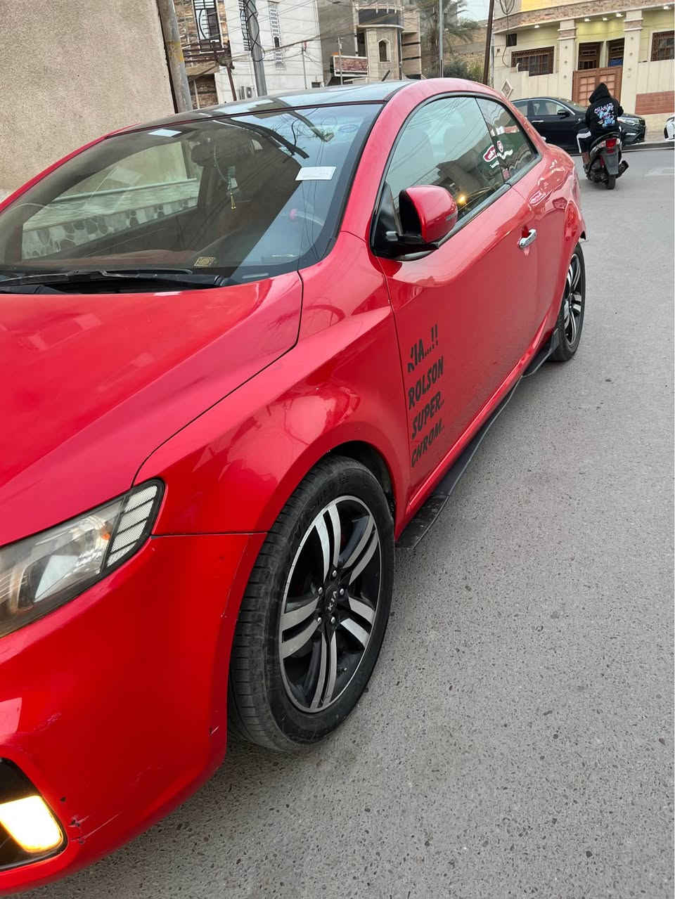 بسم الله 
كيا سيراتو خليجي 2012 كوبيه (تك باب) 
محرك 2000 دوش
فول اوبشن 
فتحه ، داش كام ، كامره خلفيه ، شاشه ، اشاير مري ، تحكم ستيرن ،شفتات ، بصمه ابواب ، بصمة تشغيل 
جاملغ امامي عكس السايق / جاملغ خلفي خلف السايق 
وبالجديد صار بيها هذا الحادث يمي مثل ما موضح بالصوره مصلحه بس بعدني ماصابغها
بدون لا لغد لا شواصي 
80$ وبيها مجال 
مكان السياره بغداد نفق الشرطه
 ‭0790 234 2755‬ واتس او اتصال بغداد, العراق
