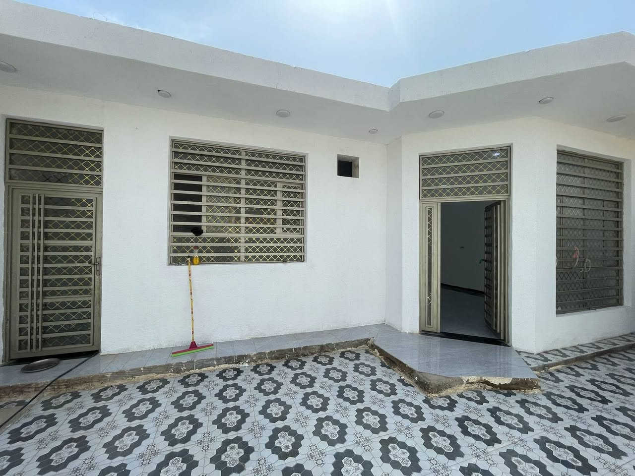 بسم الله الرحمٰن الرحيم 🤍

🏡 بيت للبيع (٢٠٠ متر) بسعر مُناسب 
 المساحة: 200 متر مربع.
 جنس الارض : زراعي .
 التفاصيل: غرفتين نوم + صالة + مطبخ+ استقبال  + منور + خدمات صحية كاملة .
 الحالة : البيت كامل وجاهز للسكن (ينقصه البيتونة فقط).
 السعر: 85 مليون دينار 
 الموقع 📍 : [ حي الخضراء ]
📞 للتواصل والاستفسار اكثر :
  [ *********** ]
متوفر (اتصال او واتساب )
