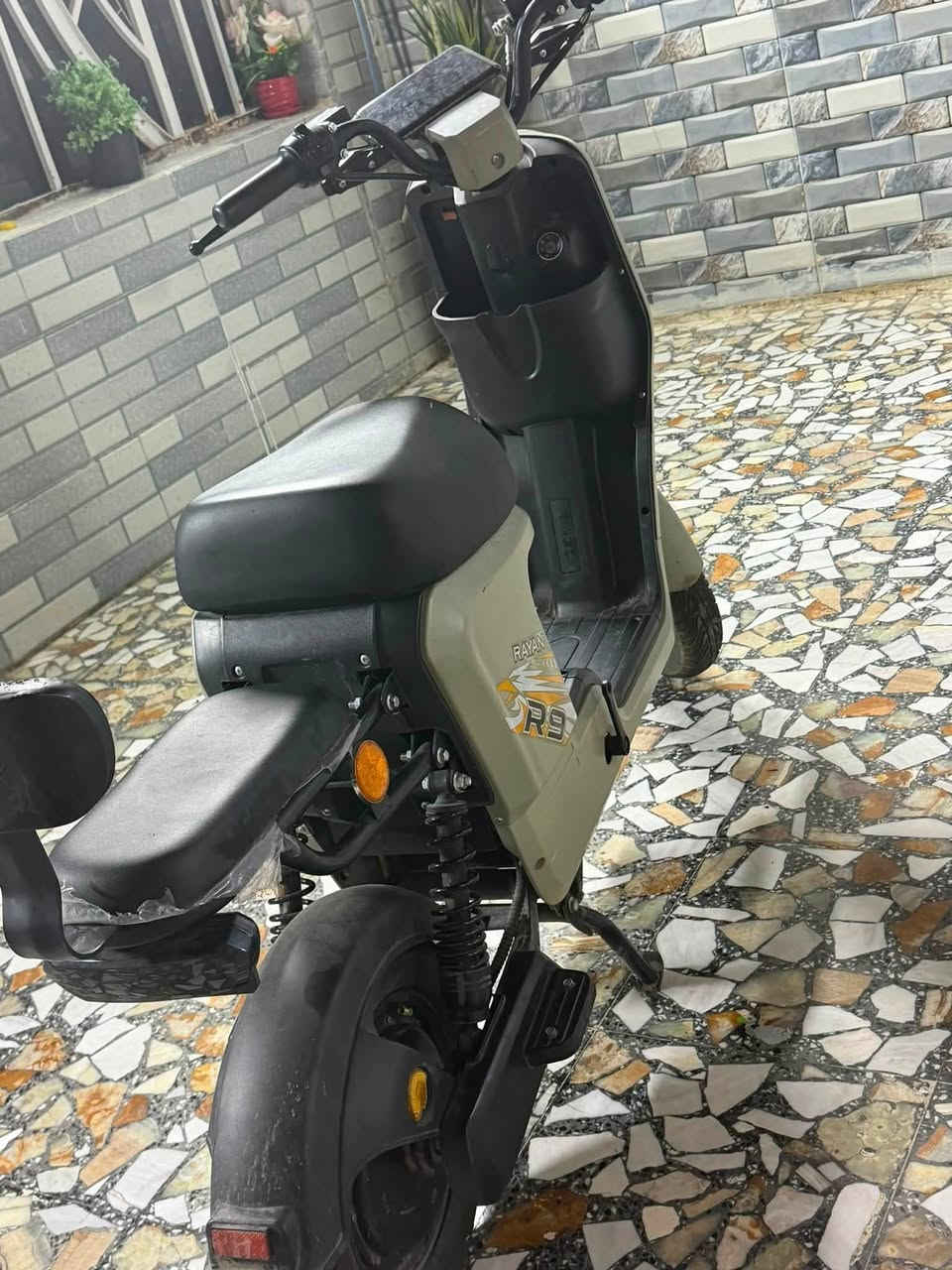 R9 
دراجه شخط مابيه نضيفه بس عوزه باترين منفوخات  و 3. نضيفات السعر 200 الف المكان مدينت الصدر 
***********
