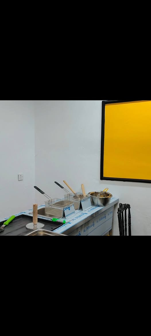 سلام عليكم مطعم كامل للبيع
ميز طعام عدد ٢

كراسي عدد   ٦

ميز تجهيز ستل ستيل طول مترتين للواحد عدد ٢

بلانكات مقبلات عدد ٨ وكبار ٣ او ٤ 

ساحبه صاروخيه حجم ٨ كبيره مع خرطون عدد ١

بطاله مال صلصات عدد ٨

سنك طول متر عدد ١

مغسله تعليك عدد ١

مشوايه ٥طباخات ستل ستيل مال بركر وزنكر وفنكر وفلافل مع ملحقاتهه كامله

وباقي نواعم هواي ماذكرتهه

ابيع مطعم كامل مابيع قطع

السعر مليون و٣٠٠ وبي مجال بصيط حك جيه

للستفسار اتصال فقط ***********

عنوان بغداد الشعله
