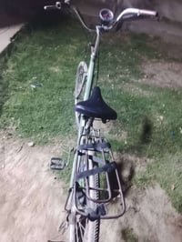 بايسكل 26 بريكات وره وكدام نضيف سعره 60 وبي مجال رقمي 07878125687