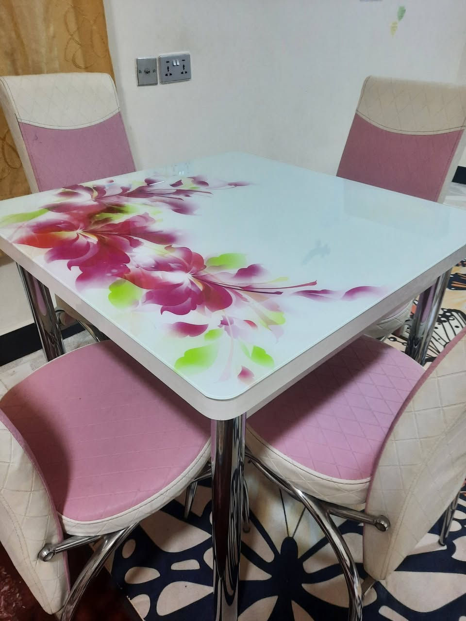 ميز طعام رباعي نضيف تكلبة وتشوف 
العنوان 📍/المحمودية حي الكرار 
السعر /200/وبي مجال
التواصل مع هاذا الرقم 
     ***********
                آسياا
