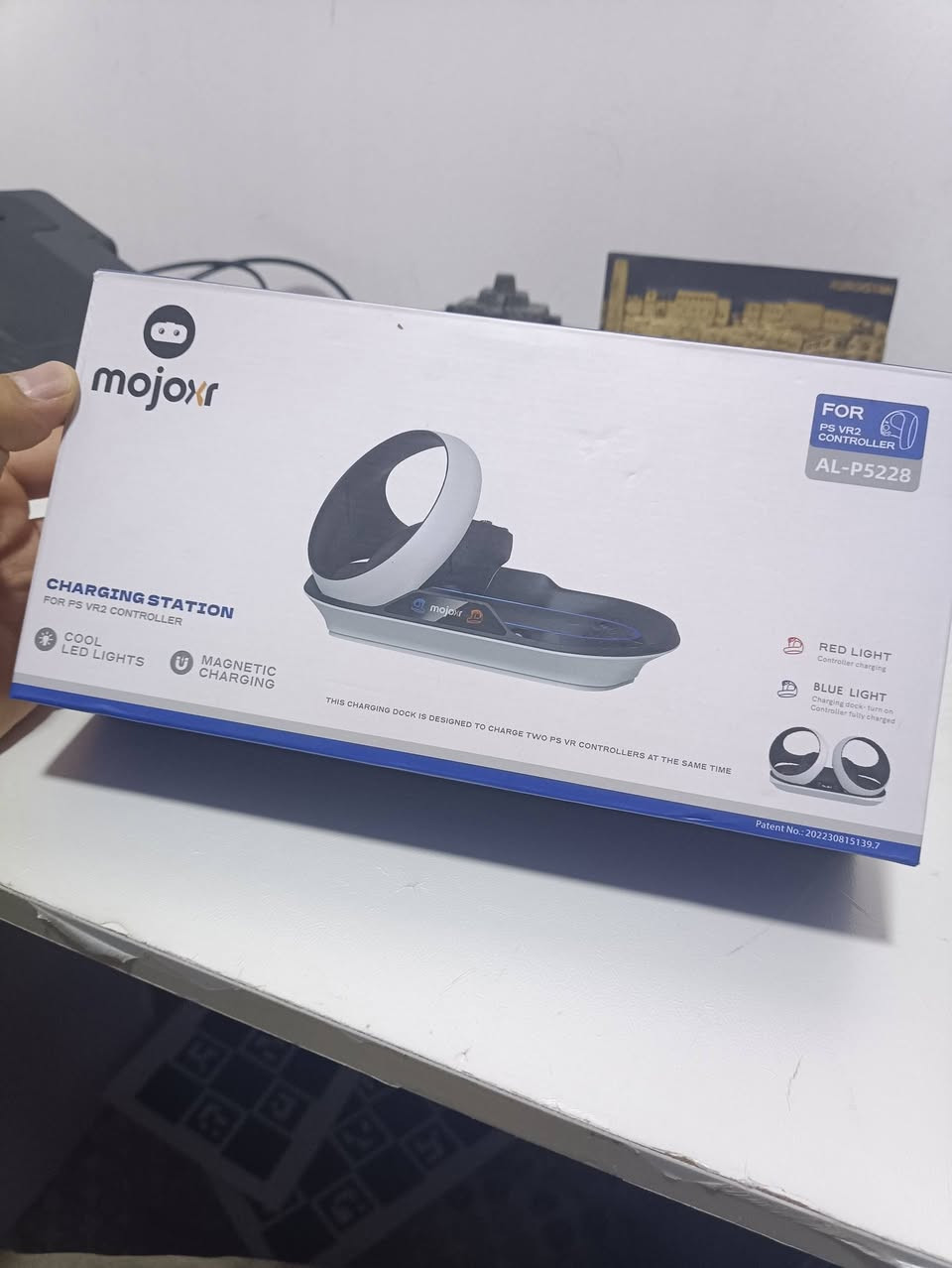 السلام عليكم 
للبيع قاعدة الشحن الأنيقة Mojoxr Charging Station الأصلية المخصصة ليدات PS VR2.
✨ ميزات القطعة:
• شحن مغناطيسي ذكي وسريع (Magnetic Charging) لليدين معاً في نفس الوقت.
• إضاءة LED زرقاء فخمة (Cool LED Lights) تعطي السيتأب مظهر أسطوري.
• مؤشرات إضاءة ذكية: (ضوء أحمر = جاري الشحن 🔴 / ضوء أزرق = تم الشحن بالكامل 🔵).
• تحافظ على اليدات من السقوط وتعتبر ستاند عرض فخم جداً.
السعر 9الف 
متوفر توصيل لكل العراق 
للتواصل ***********
مكاني دهوك الكميه محدوده
