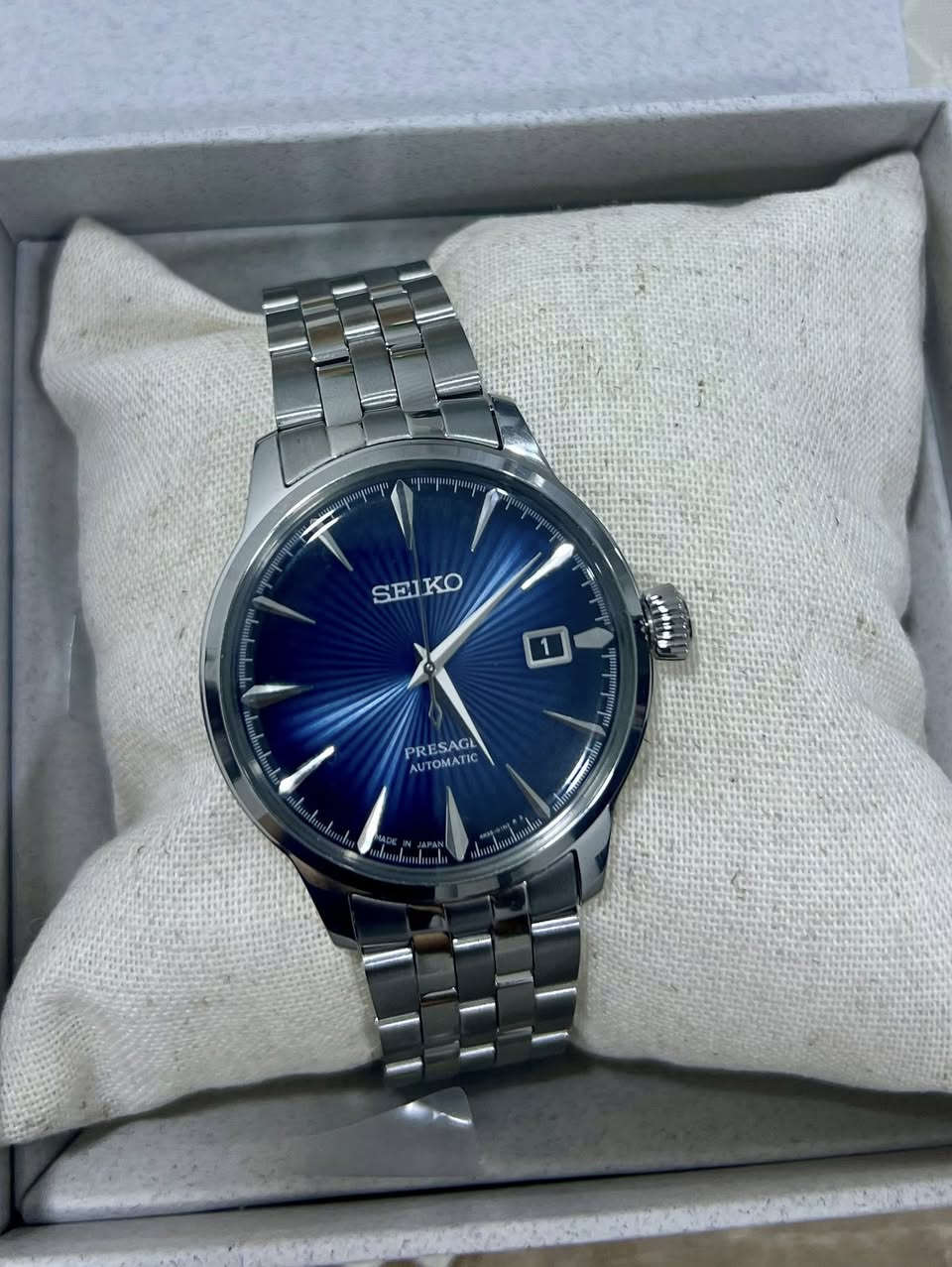 🔥 للبيع | تحفة يابانية فاخرة 🔥

⌚️ Seiko Presage Automatic

💎 ساعة راقية بتفاصيل فخمة ومينا أزرق ملكي بنقشة Sunburst تخطف النظر مع كل انعكاس ضوء صناعة يابانية أصلية 

 📏 قطر الساعة: 41mm

⚙️ حركة أوتوماتيك احترافية تعمل بالحركة بدون بطارية

🩶 سوار ستانلس ستيل فاخر بتشطيب عالي الجودة

📅 عرض للتاريخ بتصميم أنيق وكلاسيكي

📦 الحالة: جديدة بالكامل بالباكيت

💰 السعر: 400$ قفل

📩 للجادين وأصحاب الذوق الراقي – التواصل خاص او واتس اب ***********
