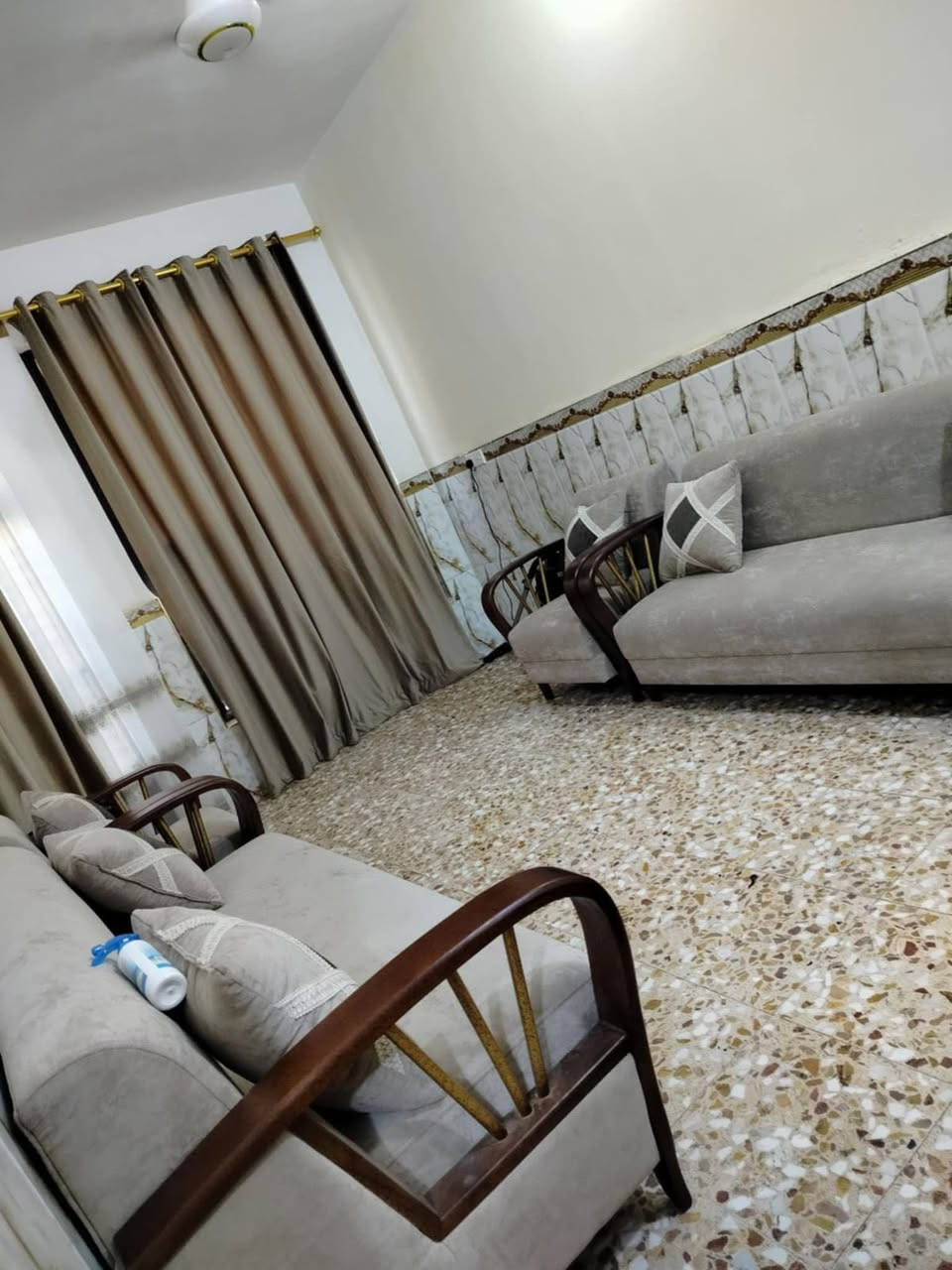 الواجهه 5 ونص  ونزال 21
الطابق الارضي - استقبال - صاله- غرفه -مطبخ - صحيات خارجيه - وداخليه
الطابق الثاني -صاله -وغرفه - وصحيات
العنوان- الفرات شارع شركه حمرابي 
ثاني بيت عن شارع العام مال شركة حمرابي

السعر 140 وبي مجال الستفسار الاتصال على الرقم 
***********
