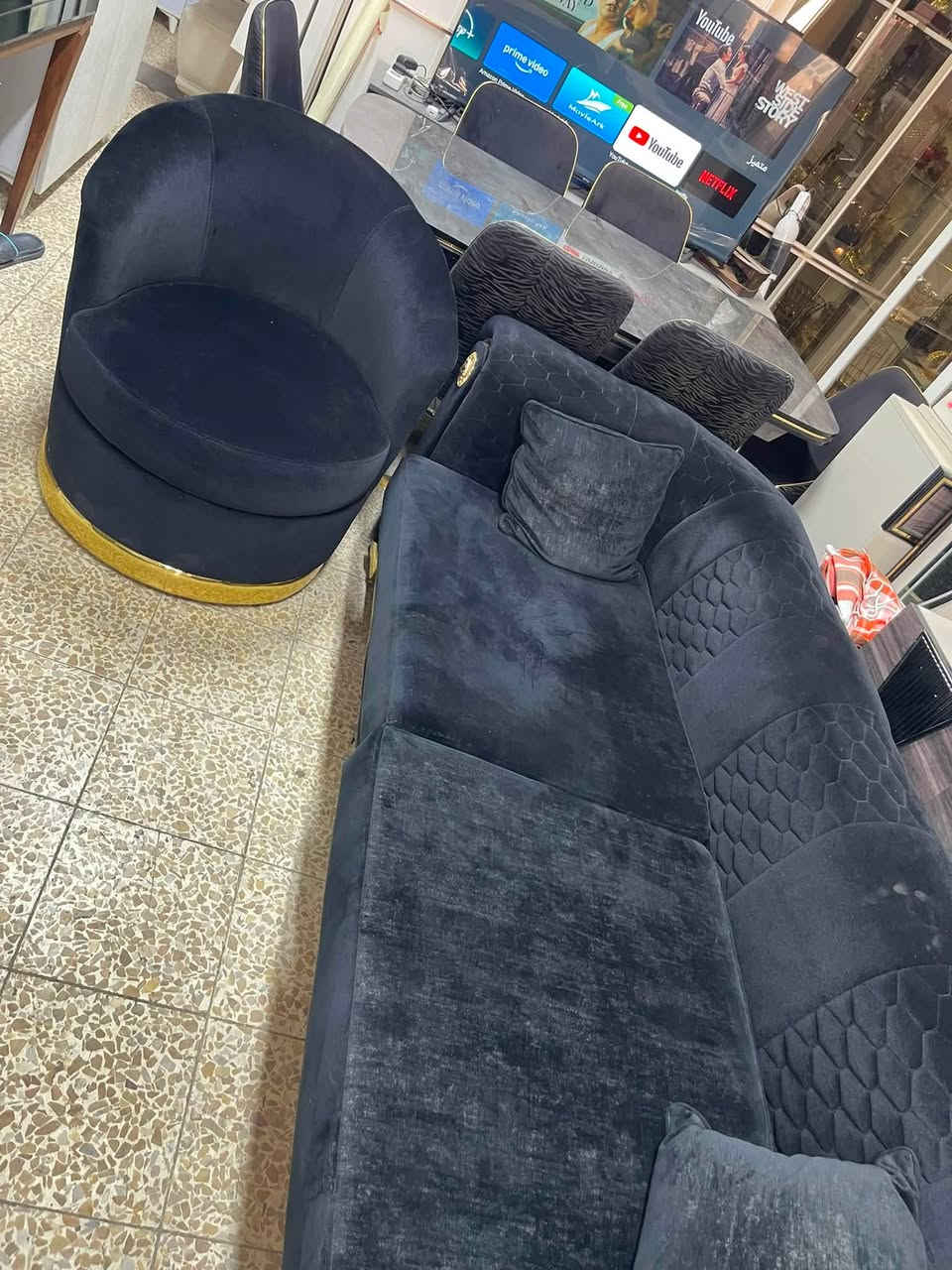 ست طخم نص طخم قنفات 5نفرات+ميز طعام 6كرسي تركيا مركه نظيف كلش نظيف100%100بدون اي عيب اي ستفسر عل***********
