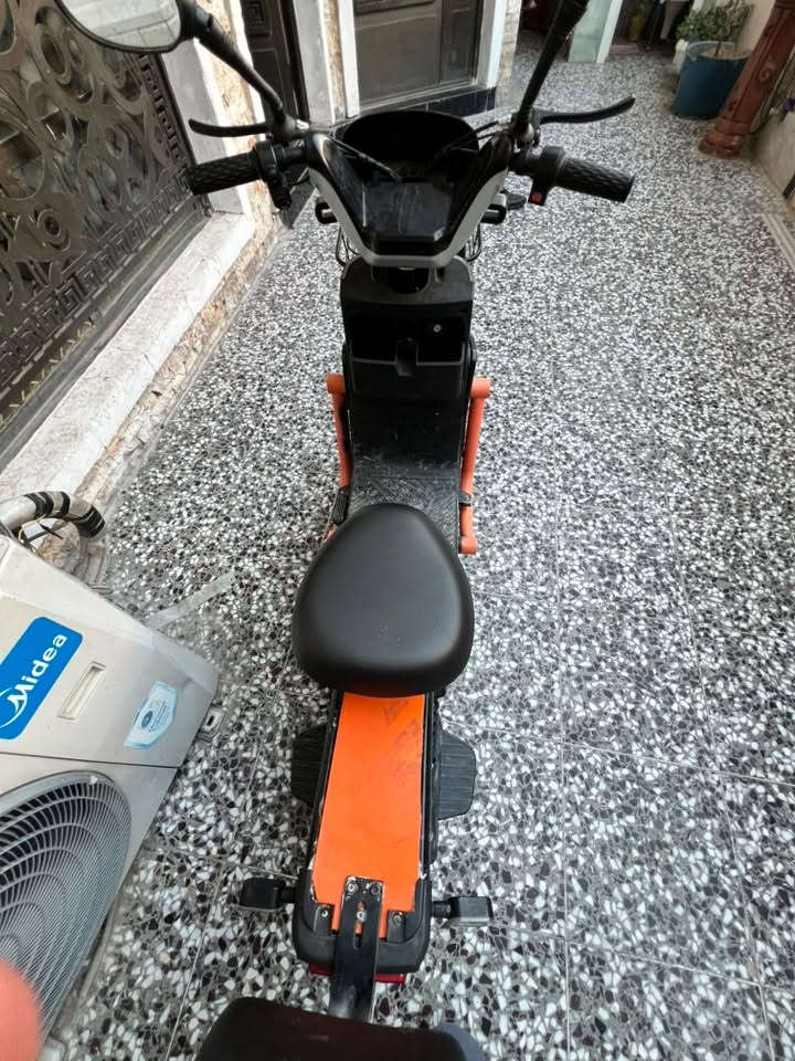دراجه شحن. 
فول مواصفات 
تحتوي على (4) بطاريات  ليثيوم 🔋
ابريك خلفي والأمامي موجود بس ملغي 
السرعه (70)
البكلايت الإمام شغال 
اشارت خلفيه يمنه يسره شغالات 🚨🚨
وما امبدل بيها اي شي 
ضررها فقط  الكفر الي يم الدرع مكسور مثل ما موضح بل صوره 

والمصطبه ضايعه سعرها رخيص 
 
سعررر الدراجه ((325 الف )) وبيها مجال 

العنوان 📍
بغداد الحريه الثانيه 
التواصل على الرقم (***********)
