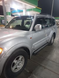 ‏2002 باجيرو بي شام بلغ يمنى مدقوق على البارد مقفول السيارة من كل شيء ...