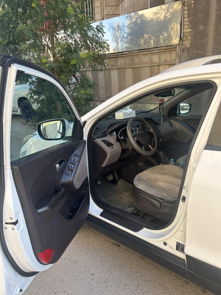 السلام عليكم،،،
توسان ٢٠١٤ بغداد خليجي 
محرك ٢٠٠٠ دوش مكفول
اشاير مري
مقاعد تدفئة
تبديل دهن الكير وكالة mobis مكفول
 منظومة تبريد جديدة
حدادية صدر
تخم تاير
تخم دسكات وكالة mobis
تخم اذاين مكينة وكالة mobis
بلكات + فيت بمب وكالة mobis
المسافة المقطوعة (١٠٣٠٠٠ كم )
السعر (12700 دولار)
للتواصل ***********
