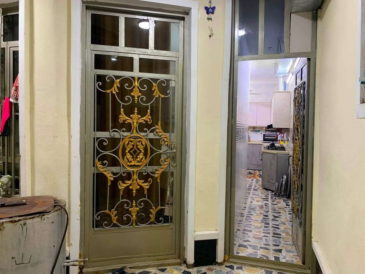 السلام عليكم 
بيت مساحه100م للبيع
البيت فارغ حاليا
البيت يحتوي على صاله ومطبخ وغرف نوم عدد3 وصحيات نضام بوراي دفن مغاسل تعليك البيت يحتوي على مدخلين 
ويحتوي على منور وسطحين 
البيت ويا كيزر وتانكيات 3 ومغاسل وماطور مي وكهربائيات البيت متكامل ما نقصه شي 
عنوان البيت بغداد الشعله ام نجم قرب شارع المستوصف
للاستفسار
***********
‭0787 222 0606‬
