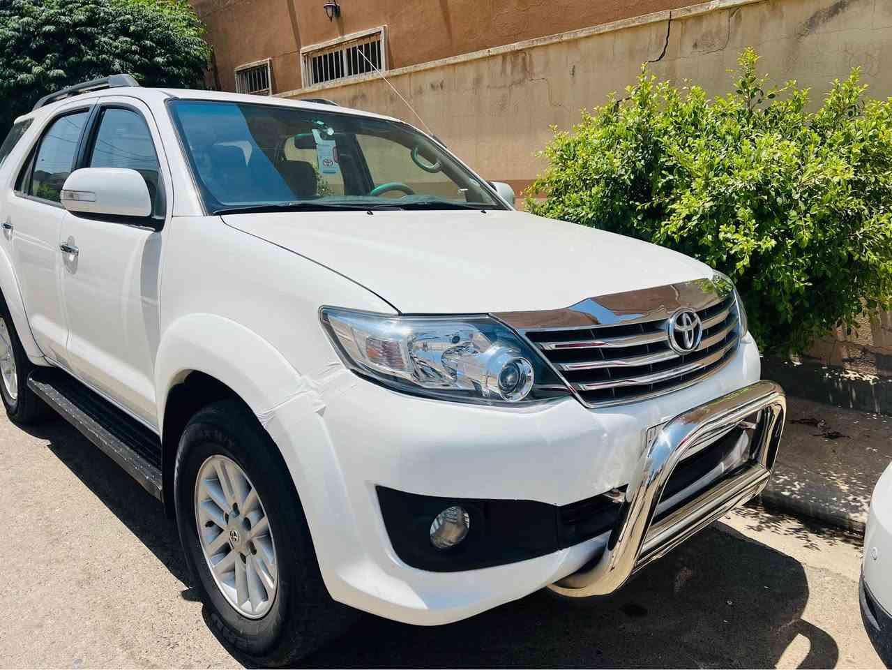 Fortuner SR5 2012
سنوی و هەزە و رەقمی نوێ یە 
مەکینەو گێڕی بەشەرتە 
دەبل اکسل 
کامیر و حساس بیلادی
ئاوێنە شەفت 
سێ پارچەی بۆیاغە تۆزێک ناوی گرتووە 
سیارەکی پاک و جاهزە 
چوار تایەی نوێ 
هیچ مسروفی نییە 
واتساب
*********** أربيل, العراق
