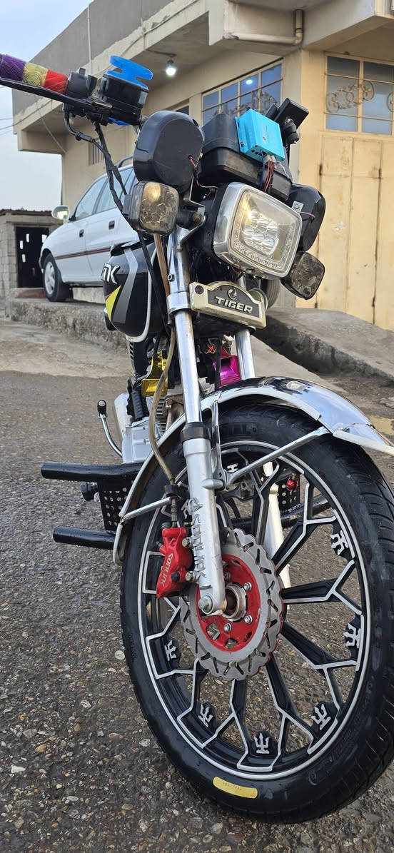 السلام عليكم تايكر موديل ٢٣ نضافته مثل ما موضح بالصورة
شاديلة ويل مال سيفان ٢٥ 
المكان حد مزيد قرب امام عبدالله بن علي 
***********
