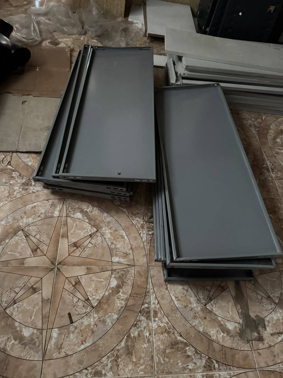 للبيع موجود في شيخ الله
ستاندات حديد كل ستاند اربع رفوف

العدد 15 ستاند 

سلة عدد 6

كرسي عدد 2

مكتب عدد 2

طاولات عدد 5

 سكك حديد 

للتواصل على الرقم واتساب :

***********
