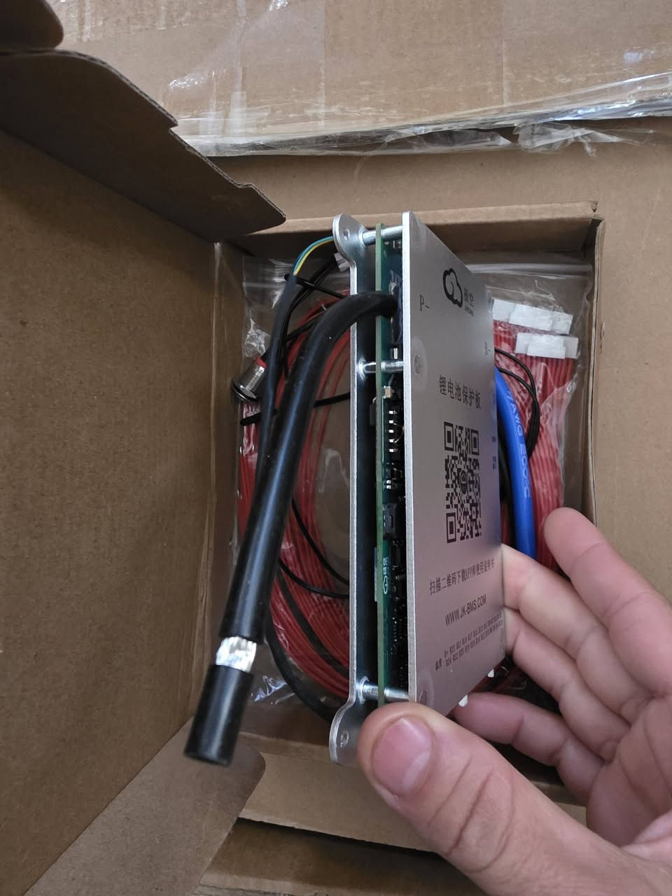 هذا المنتج هو لوحة حماية بطارية الليثيوم (BMS) من العلامة التجارية Jikong (极空).
الوظيفة: إدارة وحماية حزم بطاريات الليثيوم، ويظهر في الصورة دعمها لعدد كبير من الخلايا (تصل إلى 24 سلسلة).

المميزات: تحتوي على واجهة للتدفئة (Heating) وواجهة للتوصيل المتوازي (Parallel interface).

التطبيق: تتوافق مع تطبيق خاص للتحكم والمراقبة يمكن تحميله عبر مسح رمز الاستجابة السريعة (QR Code).

الموقع: يمكن الحصول على مزيد من المعلومات من خلال الموقع المذكور في الصورة WWW.JK-BMS.COM
السعر 45شامل التواصل ع الرقم ***********
