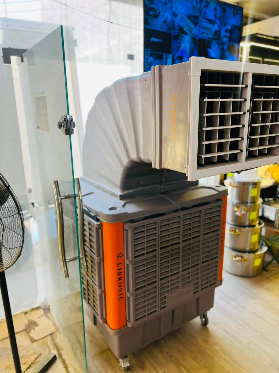 مبردة صحراوية متنقلة  
(Evaporative Air Cooler)

* الاسم: LIBRONIC Portable Evaporative Air Cooler (مبردة صحراوية متنقلة)
* النوع: تبريد بالماء والهواء (وليس مكيف فريون).
* الخزان: حوالي 100–150 لتر.
* تدفق الهواء: تقريبًا 12,000 إلى 18,000 متر³/ساعة.
* مساحة التبريد: حوالي 80–150 م² حسب التهوية.
* استهلاك الكهرباء: بين 500–900 واط.
* عدد السرعات: 3 سرعات.
* التغذية الكهربائية: 220–240 فولت، 50/60 هرتز

    المزايا:
    * مضخة ماء داخلية.
    * فلاتر تبريد (Honeycomb Cooling Pads).
    * عجلات للحركة.
    * مخارج هواء قابلة للتوجيه.
    * إمكانية توصيل الماء مباشرة أو تعبئة الخزان يدويًا

للبيع 💵
الموقع 📍 
الوزيريه الصناعيه 

للاتصال او الاستفسار ع هذا الرقم :
‭***********‬
