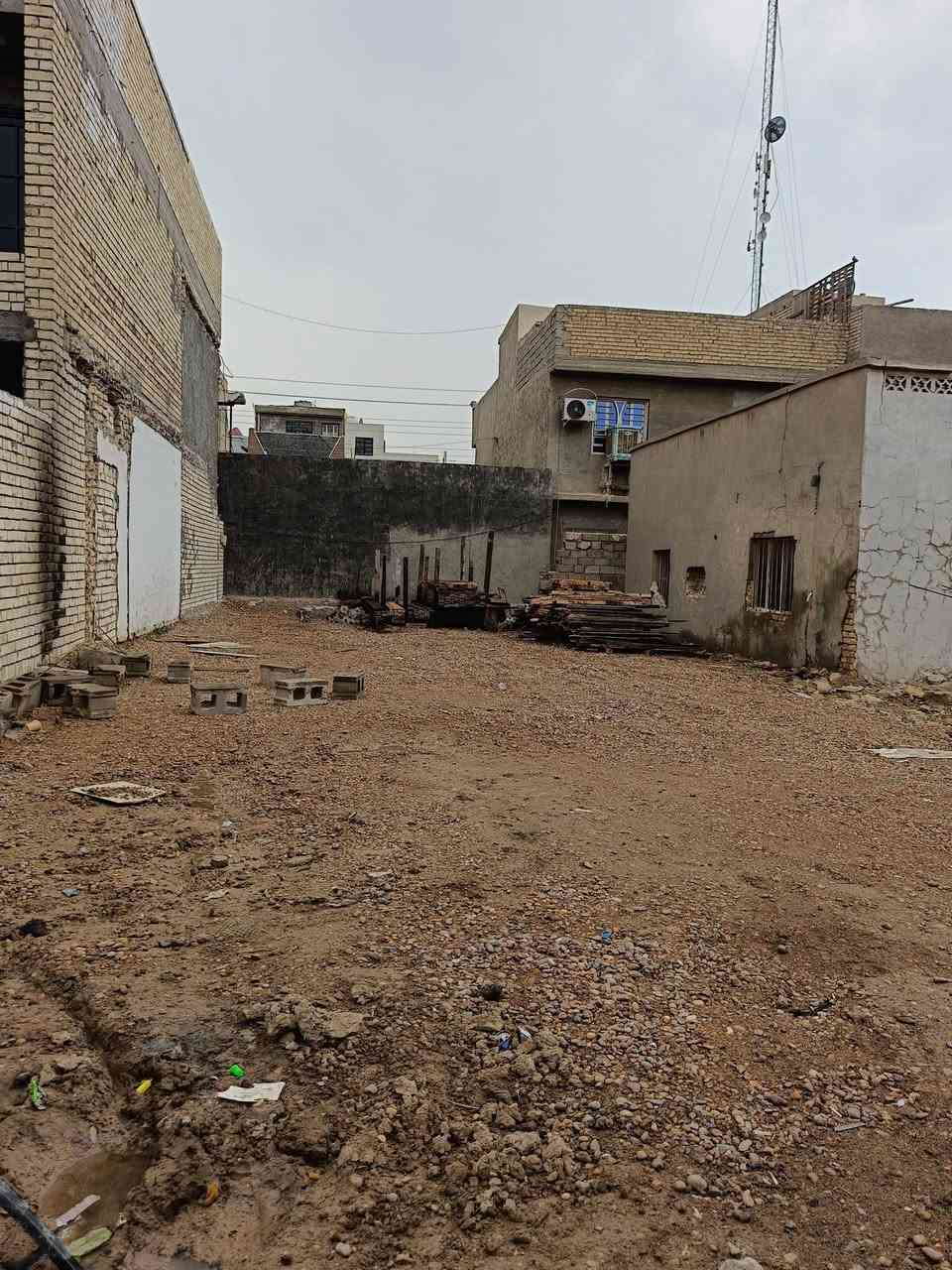 السلام عليكم قطعة ارض للبيع حي الجهاد منطقة الفرات خلف جامعة المشرق قريب المطار بغداد الدولي كما موضح بالفديو بداية المنطقة موقع مميز وشارع مرتب المساحة 80 م واجهة 4 نزال 20 طابو ملك صرف على طابو  العامرية للتواصل على الارقام التالية ***********
***********
