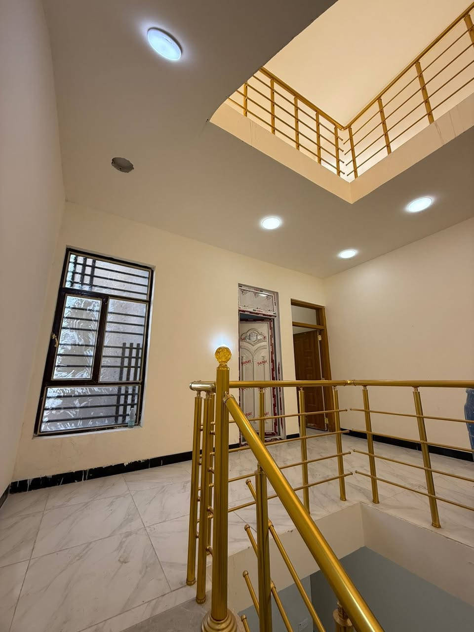 السلام عليكم بيت للبيع بالجزيره مقابيل البرج مال الجزيره المساحه ١٠٠ نزال ٢٠ واجه ٥  متكون من القاط الاول صاله وغرفه نوم وصحيات والقاط الثاني صحيات وغرفتين نوم والقاط الثالث غرفه نوم وبالكونه السعر ١٥٠ من فضل الله البيت كامل مكمل *********** أي استفسار  اتصل ع هذا الرقم
رجاءا فقط الي يريد يشتري يتصل  والسعر بيه مجال
