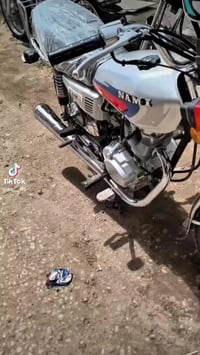 دراجه لبيع 2027 صارله يومين من طالعه من الوكيل السعر 700 رقم الهاتف 07...