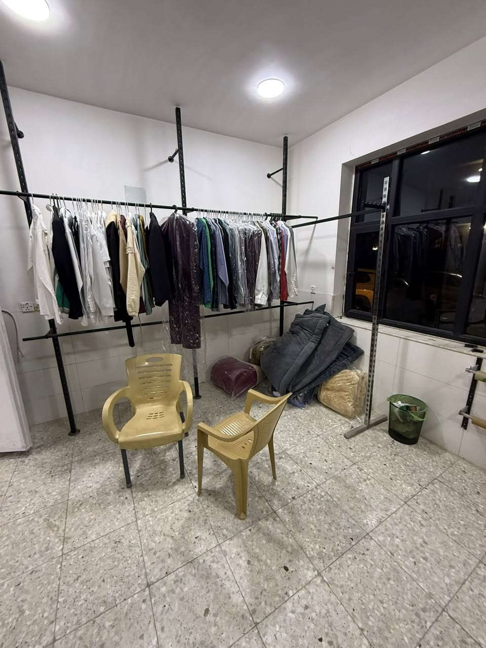 السلام عليكم مكوى للبيع 
الموقع العامريه  شارع المنضمة داخل الفرع 
المحل موقع ممتاز ايجار مناسب 
سبب البيع موضف وما كدرت التزم المحل
يحتوي على نورفا وغساله وجفافه  سبلت كاشير سستم كامل المحل شغال وبي زبائن 
للاستفسار ***********
