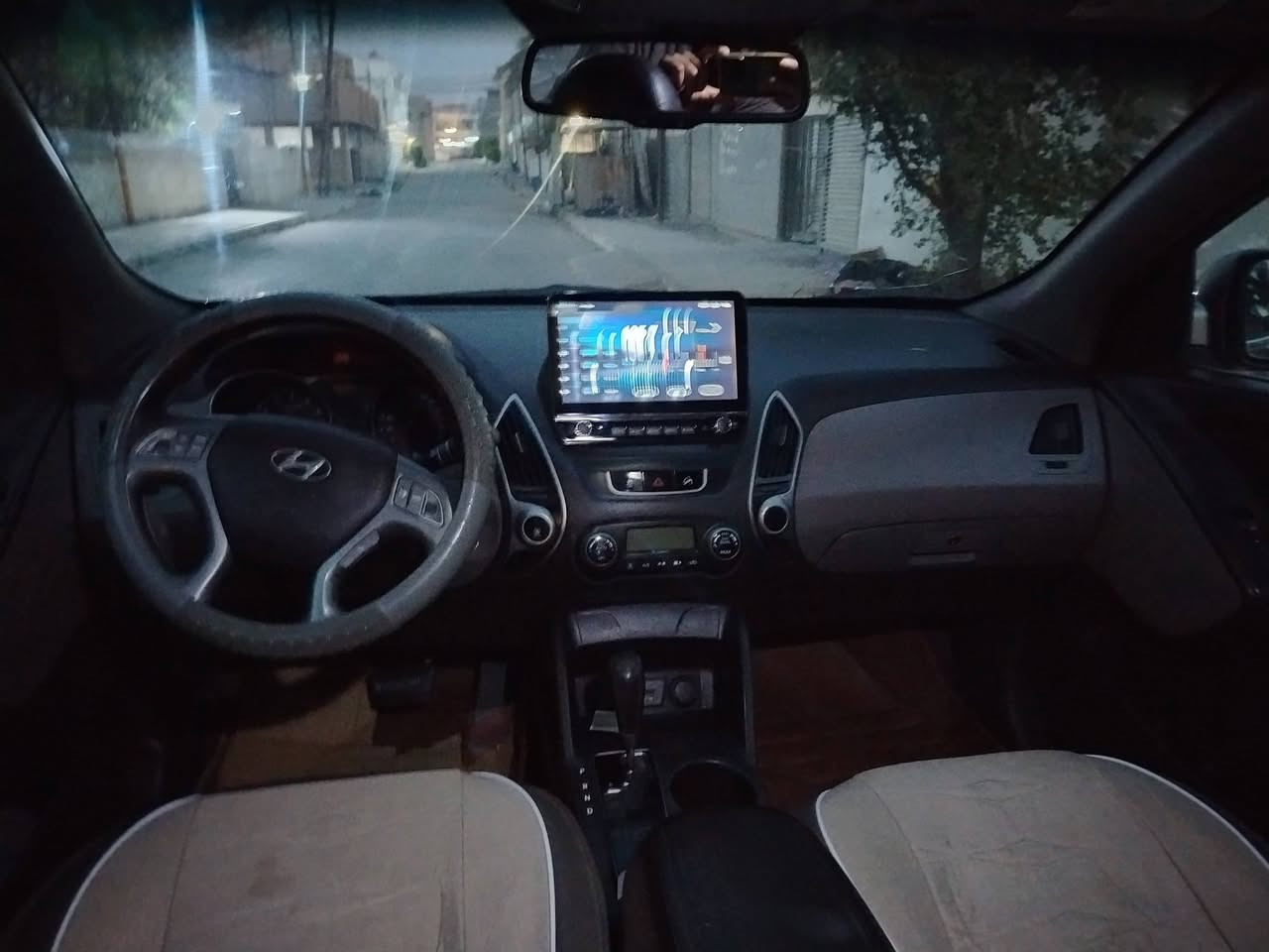 سلام عليكم توسان موديل ٢٠١٠ رقم بغداد تحويل مباشر السعر ١٢٧ وبي مجال *********** فول
