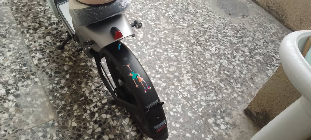 سلام عليكم عندي هوندا ليثيوم راقيه جدا موتجاريه سرعته قصوى 40 بس بلشاشه تقره25  الحقيقي 40 تمشيك مسافات طويله نضيفه حيل ومرتبهه وصارف عليهه هواي صيانه كلشي جاهزه شركه يابانيه الأصل 30 امبير 48 فولت مكتوب 65 كيلو كتلوك كلش نضيفه ملاحضات بسيطه جدا نضافه 95 100 💯 مراوس ترهم سعر 650 ***********
