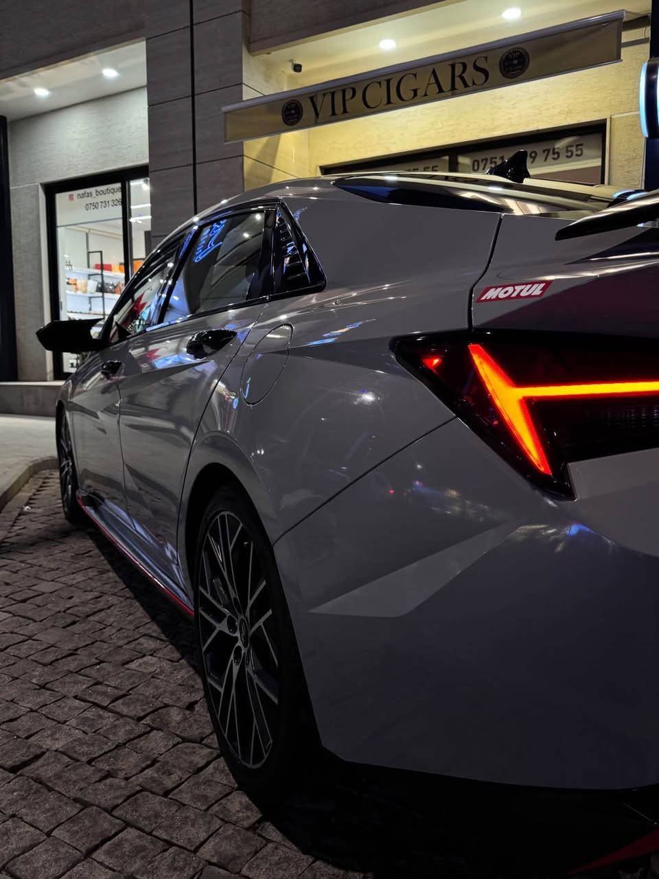 السلام عليكم 🫡 

النترا N موديل 23  1/1

2000 تيربو

ماشيه 64 الف كيلو. 

السياره عليها تزويد. 

السياره مصروف عليها كلش هواي ولا تقارنها ب الستوك 
رجائاً. 

حادثها مرفق بالصور ما يحتاج شرح. 

كل تفاصيل السيارة داخل الصور. 

السعر  175 وبيها مجال بسيط.!

رقم الشاصي kMHLW4AKXPU009421

رقم الهاتف:- *********** أربيل, العراق
