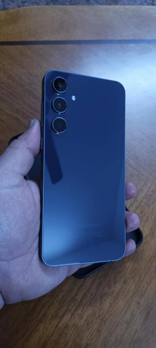 كلكسي A55  باكيت وشاحنه وكيبله ممفتوح بعده للبيع تلفون جدا نظيف استعمال سبوع  فقط وتحي وتفحص السعر 390 الف حت لاسق شركه مشالعه منه ذاكره 256    بغداد سيديه ***********
