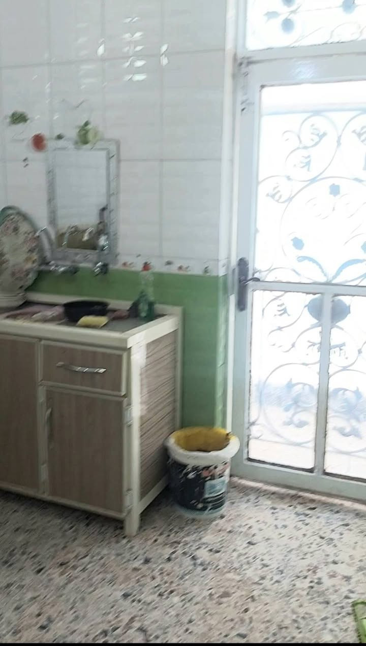 مشتمل حديث للبيع مساحه ١٠٠متر طولاني طابق ونص داموك حي الميمون(الطشاش الاولى ) متكون من استقبال ومطبخ وهول وغرفه نوم وطرمه وصحيات داخليه وخارجيه والطابق الثاني غرفه نوم وهول وسطحين العنوان خلف جامع وحسينيه الحسن العسكري ع ثاني فرع من شارع الجامع على اليمين السعر ب١٠٧ مليون قابل للتفاوض 
*********** واتساب و***********وعالخاص
