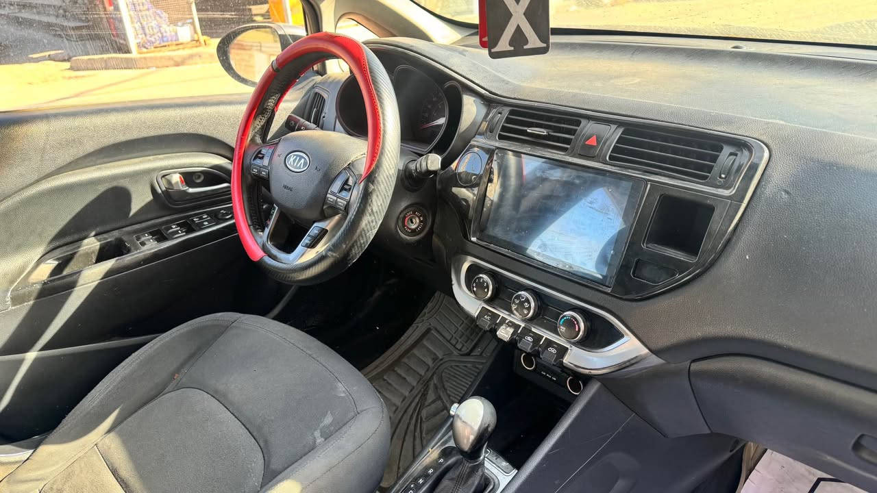 السلام عليكم كيا ريو موديل2012
فتحه سقف  شاشه كامره  
تدفئه تبريد كشنات  
مكينه 1600 
وارد امريكي  الجنطه والجاملغات الخلفيه 
رقم اربيل الدولي هزه ورقم وسنويه جديد 
ابو السنويه هنا بغداد 
السعر 75 وبيها مجال مراوس او بيع 
مكاني بغداد السيديه 
*********** بغداد, العراق
