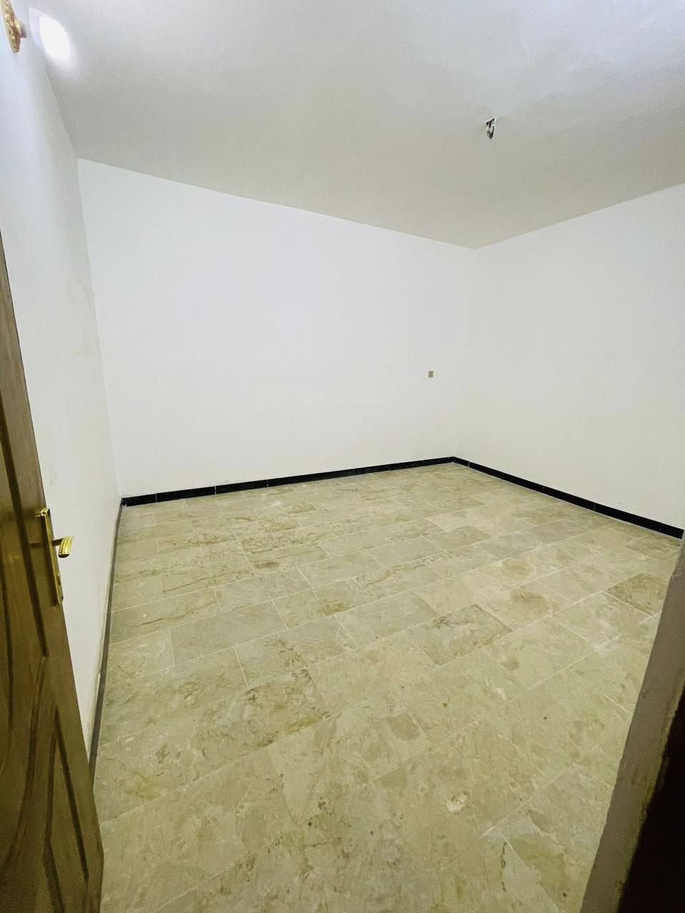 للإيجار. مساحة 120 متر بناء حديث ⬇️⬇️
مدخلين طابقين كراج — استقبل— صاله — مطبخ. خدمات -

غرفة نوم- وفوك غرفتين ايجاره 700 الف 

عنوانه الشعب شارع الصحه 

***********

***********
