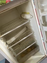 ثلاجه للبيع نضيفه تجميد فول سعرهه ٧٥ وبيه مجال للشراي للاستفسار الاتصا...