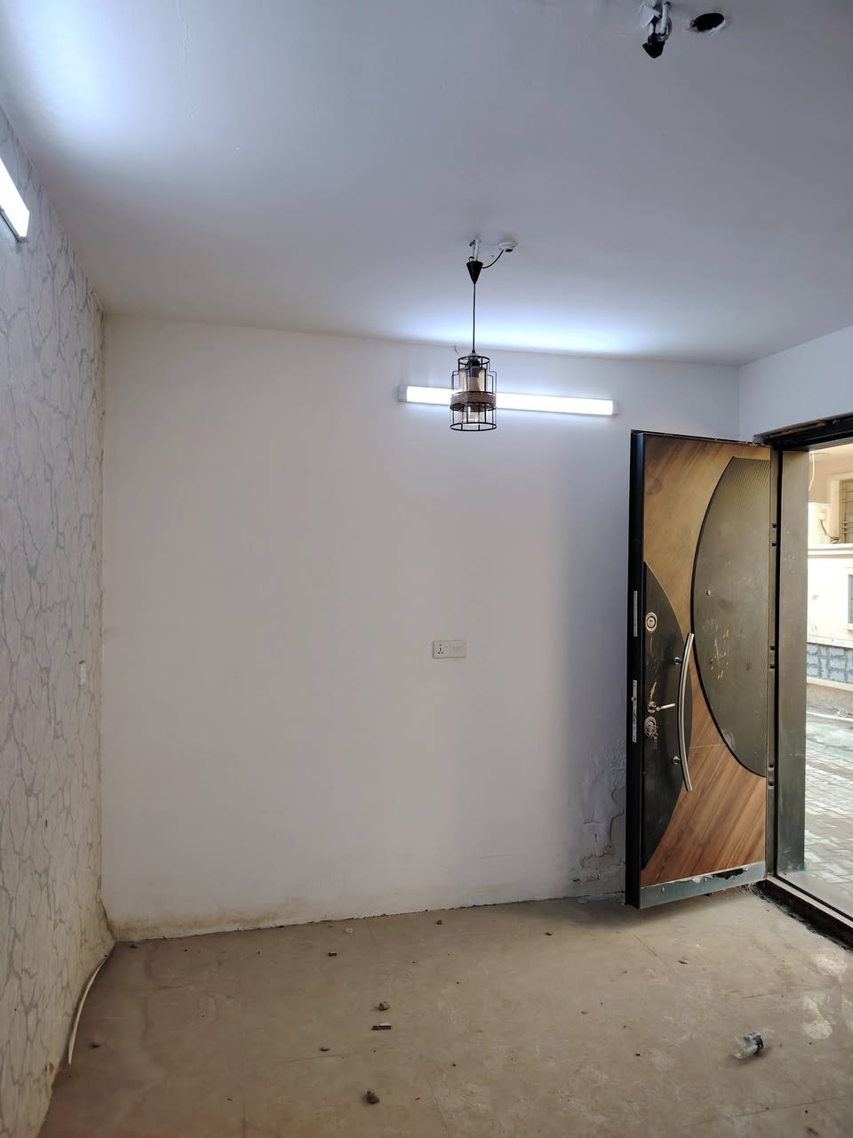 سلام عليكم دار للبيع مساحه 45 م الواجهة 5النزال 9 سند 25 الموقع سبع ابكار قرب سريع محمد القاسم يحتوي الدار ع غرفتين نوم و خدمات صاله و حولي عرض الشارع 4م للتواصل و الاستفسار ***********
