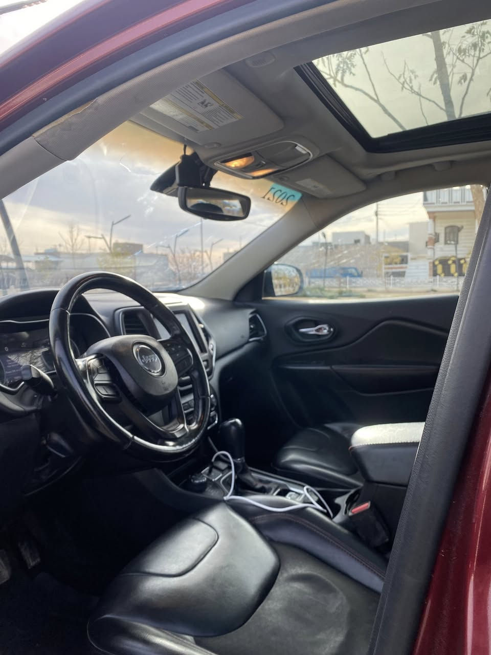 وحش امريكي جيب
شيروكي ترايل هوك ٢٠٢١ 
فول مواصفات 
تشغيل عن بعد 
رادارات 
حساسات 
اشاير مري 
رادار جانبي مع هيتر مري جانبية 
تحديد مسار 
تحكمات ستيرن 
كشن كهرباء جلد. تدفئة تبريد 
ستيرن تدفئة 
فتحة سقف نصف بنوراما 
رقم اربيل بسمي سنوية ورقم انكليزي جديد 
المحرك 3.2 v6  المرغوب 
خمس انظمة قيادة 
لايتات زنون ذكية 
بصمة ابواب مع ترحيب ذكي 
ماشية ٥٢… الف فقط 
ضربتها ب امريكا خشم البنيد عكس السايق 
نصف جاملغ وربع بنيد 
سبير منازل 
مكانها الرمادي 
***********

السعر كلش مناسب بيع سريع وتحويل ثاني يوم عليها غرامة ٢٠٠$ تنكطع من الحساب ترجعلك
