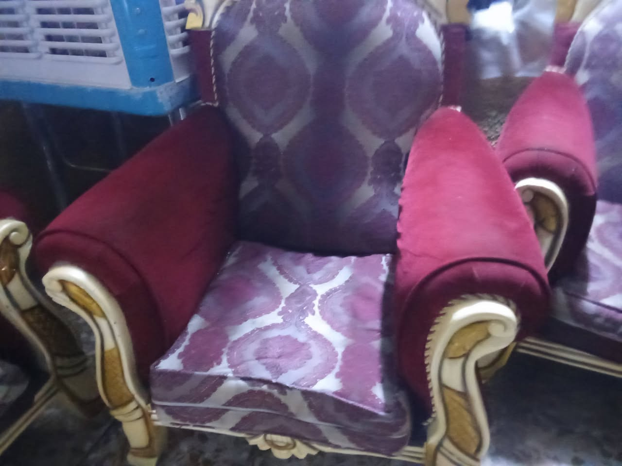 سلام عليكم ورحمه تخم ضخم رئاسي زان مصري سبع مقاعد مع تلبيسات وكوشات عدد 3 ملاحضه التخم كلش ضخم اربع كراسي مع كرويته جبيره قفله بيع مستعجل ب75قفل اي ظرر مابي مكاني السكلات شارع لشبكه ***********
