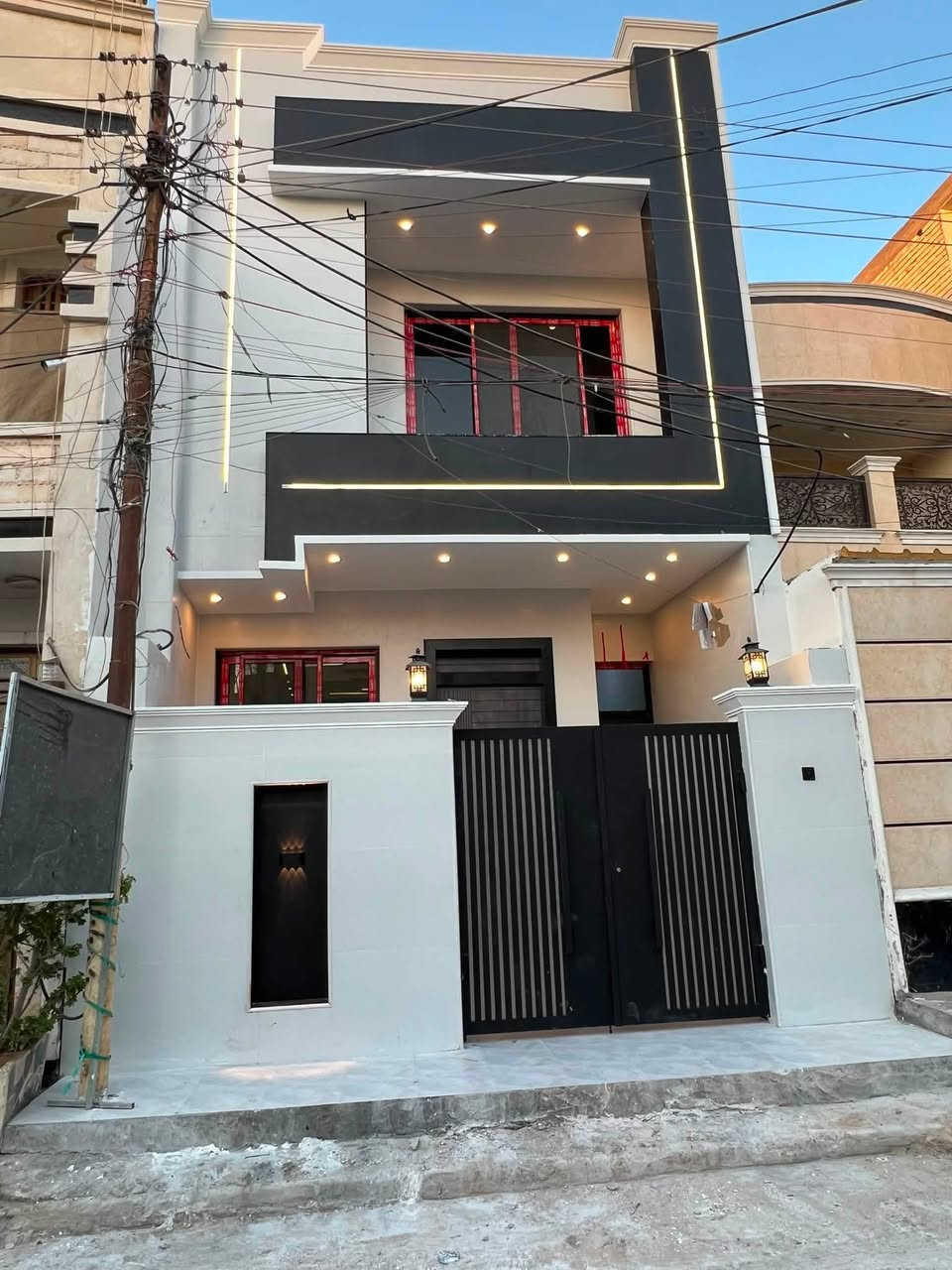 دار للبيع بمساحة 100 متر  تصميم حديث و شغل درجة اولى🏠
📍موقع البيت بغداد الكرخ حي الجهاد منطقة ديوان المخابرات 

تفاصيل البيت ⬇️

➖ طابقين ونص.
➖ الداخل 5 غرف نوم واسعة.
➖ صالة الاستقبال 
➖ مطبخ مرتب
➖ 3 حمام بنظام حديث

التشطيبات والمواد ⬇️

➖ الواجهة تغليف بورسلين.
➖ الأرضية مرمر 
➖ الشبابيك ألمنيوم عازل بجودة ممتازة.
➖ ديكورات داخلية

📌 للاستفسار و معاينة البيت ميدانياً

الاتصال على الارقام ابو يوسف ***********
