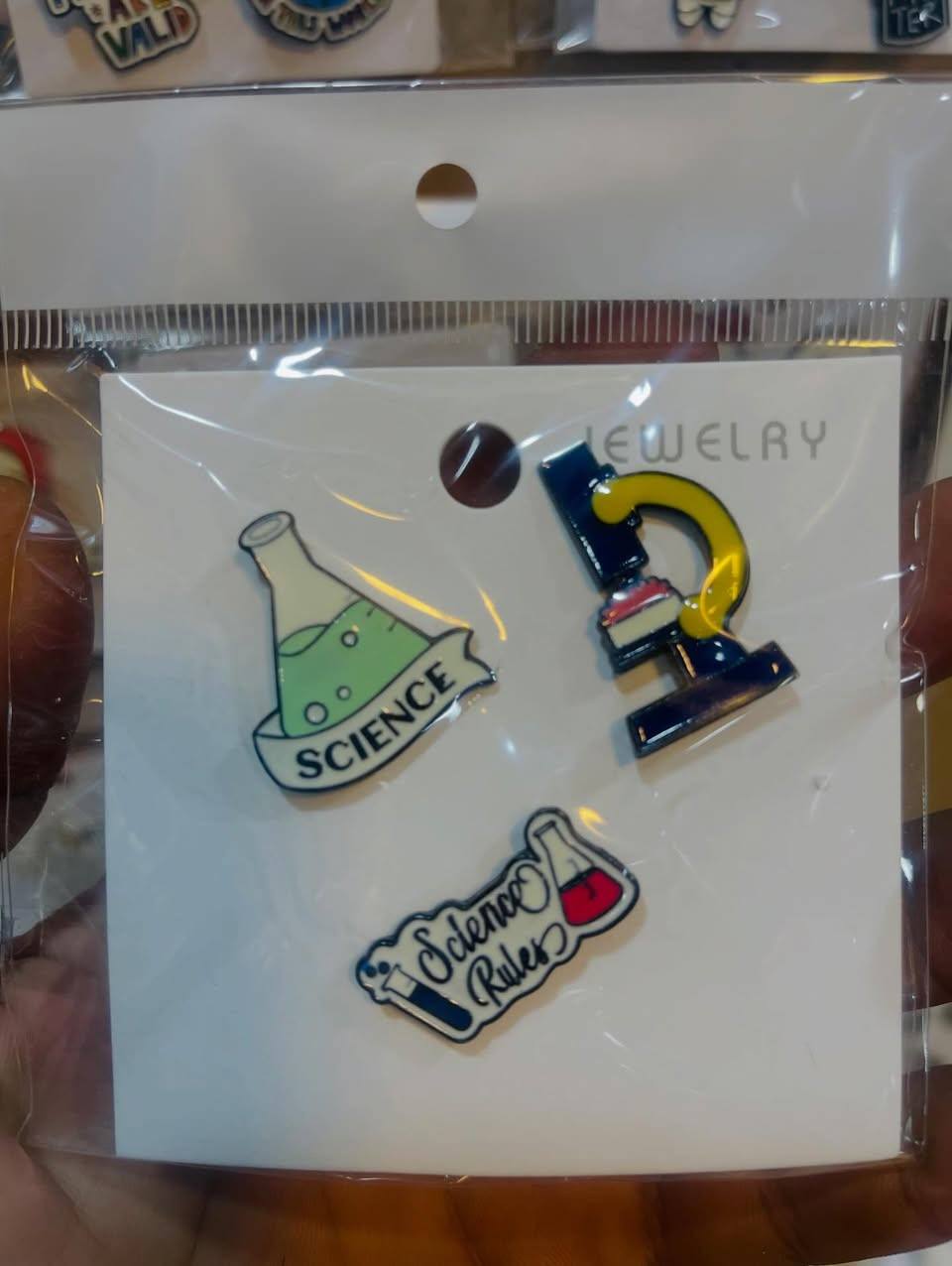 ✨ بروشات أشكال مختلفة وتخصصات مميزة ✨
بسعر 🔥 2000 دينار فقط 🔥

🎓 مناسبة للطلبة ولكل التخصصات
💼 تصاميم أنيقة تناسب الحقائب والملابس
🎁 فكرة حلوة كهدية بسيطة ومميزة
يحتوي الكرت على 3 او 4 بروشات 

📍 متوفرة لدى مكتبة كلكامش – الفرع 2
سوق الـ4000 مقابيل حسينية المرتضى

🚚 متوفر توصيل

للاستفسار أو الحجز راسلونا على الخاص 🤍


**إذا كنت صاحب هذا الإعلان وتريد حذفه لأي سبب، رجاءا أرسل رسالة إلى الدعم الفني**