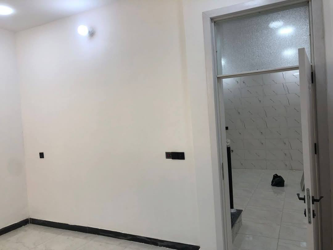 #لدينا_دار_للبيع مساحه 50 متر واجهه 5 ونزال 10 طابو زراعي سند 25 قرار محكمه البيت يحتوي على2 غرف نوم وصاله وستقبال ومطبخ  العنوان بغداد الدورة مدخل البوعيثه مجمع العدل الاول 
هاتف ***********
***********
