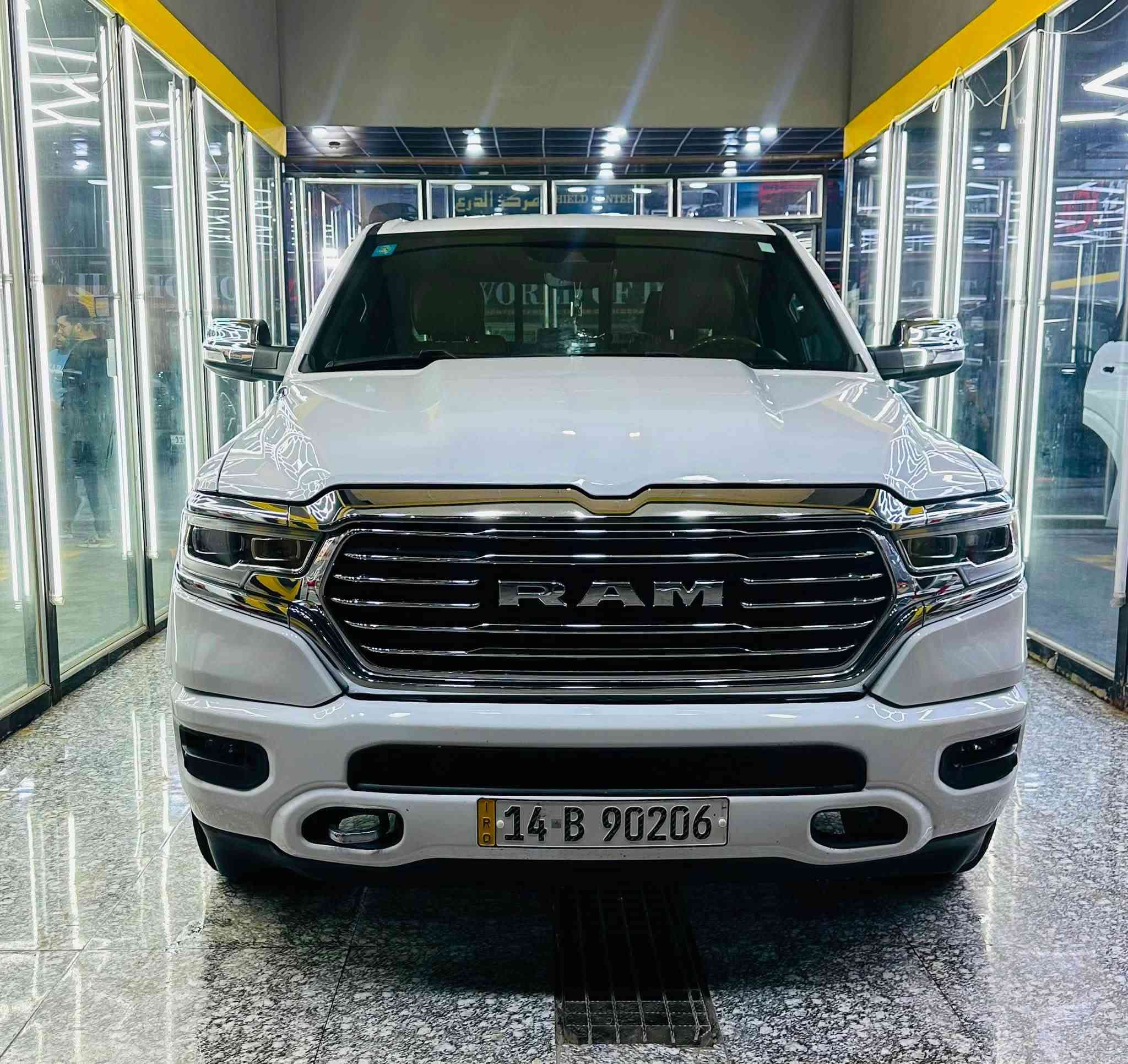 رام 2022 // 1500 // لمتد لونك هورن (وارد امريكي)
موديل 2022

محرك V8 5.7L HIMI

العداد: 127000KM

البدي مكفول من الصبغ ماعدا مقدمه البنيد كارت.

المواصفات :

* دفع رباعيx4. 

* رادار تفاعلي مع مانع تصادم. 

* نقطة عمياء. 

* تحذير الخروج عن المسار.

كامره خلفيه.

* لوحة القیادة دیجیتال.

* شاشة عرض لوحة القيادة على الزجاج الأمامي. 

* لمسات داخليه من الخشب.).

* دوسات جانبية.

* المصابيح الأمامية زنون.

* كشافات الضباب زنون. 

* المصابيح الأمامية والمصابيح الخلفية LED. 

* دخول ذكي (بصمة). 

* تشغيل عن بعد.

* مقاعد من الجلد الفاخر. 

* المقاعد كهربائية مع ميموري.

* المقاعد الأمامية تبريد وتدفئة. 

* المقاعد الخلفية تبريد وتدفئة. 

* شاشة كبيرة.

* نظام ملاحة نفكيشن GPS.

حساسات امامية وخلفية..

* مانع تصادم امامي. 

* مكيف خلفي.

*محدد سرعة.

* ويل كروم قياس 20 انج.

* نظام اطفاء وتشغيل اوتماتيكي.

* مرايا كهربائية جانبية من الكروم قابلة للطي كهربائيا.

* شاحن موبايل لاسلكي (واير ليس).

* الشباك الخلفي كهربائي. 

* باب الصندوق كهربائي.

* امكانية تعديل ارتفاع دواسات البنزين والبريك.

* هاند بريك كهربائي.

* حساسات امامية. 

* حساسات خلفية. 

* مرايا مع خاصية التعتيم الذاتي. 

* مساحات تخزين إضافية تحت المقاعد

گفر للبدي

حادثها فقط مشط ستيرن وتم تبديله وبارد بالجاملغ ومقدمه البنيد بارد وكارت بدون ايرباك بدون تبديل تكدر تحصل صور الحادث من خلال رقم الشاصي  1C6SRFKT9NN317561

التواصل مراسله علئ الواتساب فقط 

***********
