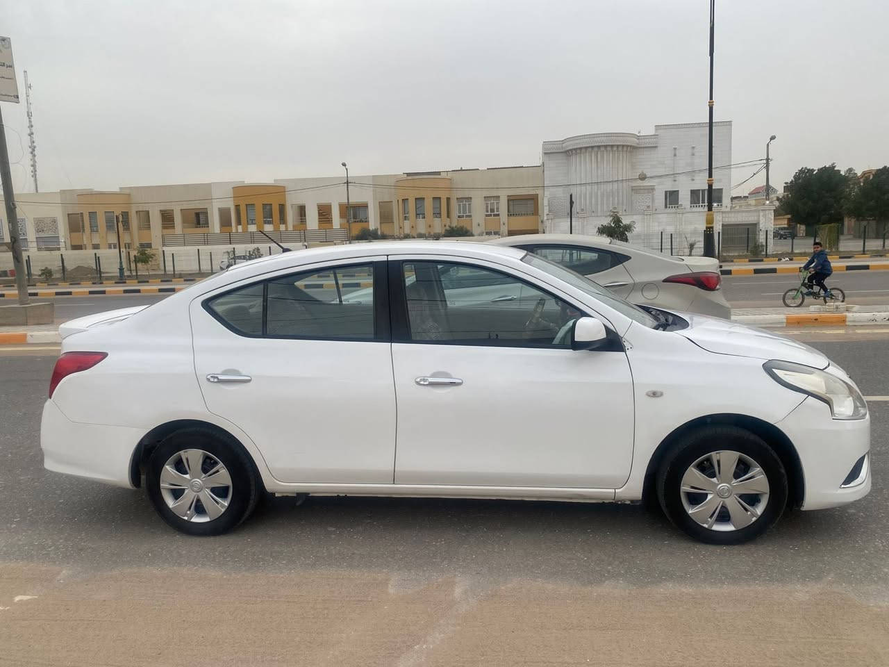 السلام عليكم 
نيسان صني هندي موديل 2019 بيهه قطعتين الجاملغ الامامي الايمن والخلفي الايسر الباقي مگفول السياره جاهزه من كلشي ونضيفه كلشي موضح بالصور السعر 90 وبيهه مجال العنوان النجف الاشرف 
للاستفسار:***********
