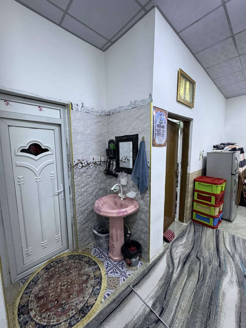 بيت مساحه 100 مربع 10/10 هاذ لبيت كلش موقع  بشط العرب منطقه ريان قرب بانزين خانه 500متر ع سايدات 4  كلش غريب وع شارع عام 150متر   البيت عكاده بناء شخصي مشتغله  سكف شغل كله عدل نطكه ماي ماتبقه  مجاري ع نهر لبيت ناقصه بس سراميك مطبخ غرفه نوم 4+4 ديوانيه مطبخ وصاله وحمامات ملك صرف زراعي سعره (40) وبي مجال منطقه راقيه سعره سعر قطعه مكان كلش حلو وغريب الافتفسار اكثر اتصل  ***********
