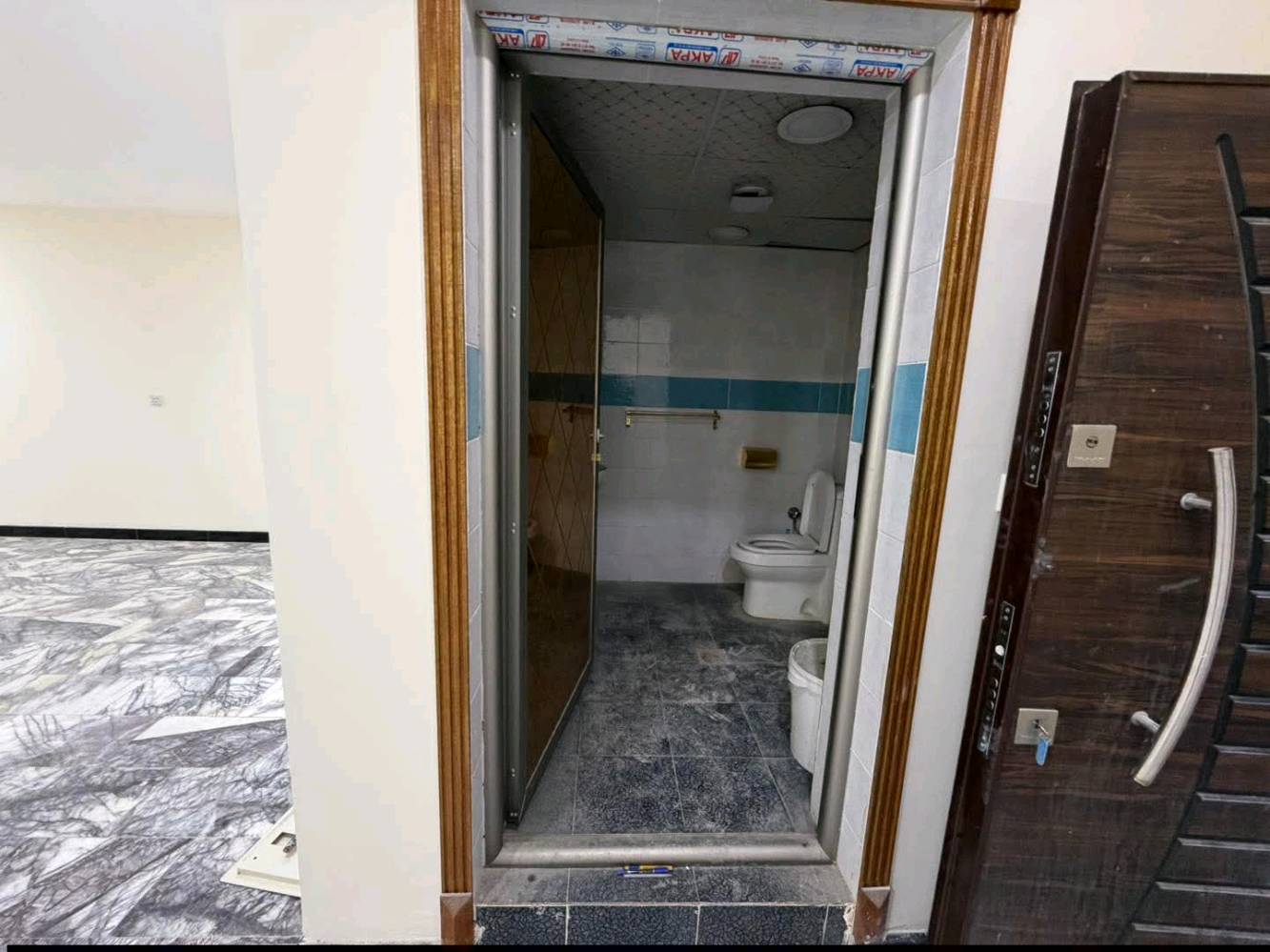 للأيجار دار بالكرادة العرصات 600 متر 
عبارة عن 3 طوابق يتكون من 14 غرفة نوم و صالة و كراج وحديقة وخدمات كاملة
 بواجهة واسعة و كلاسيكية 
للشركات روضة مؤسسات دولة او قطاع خاص او مدرسة 
الدفع سنوي حصراً للتواصل معكم العقاري حسين الگرعاوي 
***********
هلا بيك، شنو نوع هالدار بالضبط: فيلا/عمارة/بيت مستقل؟ وشنو وضعها من ناحية الترميم، جديدة لو مجددة؟: 
بيت مستقل نظيف كلاسك جاهز ومجدد
تگدر تحدد لنا الموقع أدق داخل الكرادة العرصات؟ قريب من شنو بالضبط حتى يكون أوضح للمستأجرين؟: 
العرصات بعد شركة بي ام دبليو للسيارات بكم فرع مناصف العرصات تقريبا
شنو وضع الإيجار بالتفصيل: شكد الإيجار السنوي النهائي، وبيها مجال للتفاوض لو لا؟: 
مية مليون بالسنة وقابل للتفاوض
هل البيت مفروش لو بدون فرش؟ وبيها خدمات مثل المكيفات، السخان، أو مطبخ مجهز؟: 
بدون فرش بدون خدمات 
منو الفئة المناسبة للإيجار غير الشركات والمدارس؟ يعني تقبلون عوائل/مكاتب/عيادات لو الإيجار مخصص لجهات معينة فقط؟: 
لكل الفئات جداً عادي 