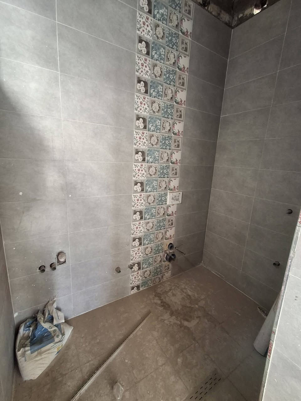 بيت للبيع مساحه 100متر مربع (١٠×١٠) ركن طابو زراعي سند ٢٥
 بناء حديث سنة ٢٠٢٦  طابق ونص يتكون من استقبال وصاله ومطبخ وغرفة نوم وحمام جوه
 والطابق الثاني غرفة وهول كبير وحمام وسطح 
العنوان : الزعفرانية/ نهاية شارع المعهد/ محلة 962 خلف مدرسة السلام 
التواصل : الاتصال على الرقم *********** 
او المراسلة على الواتساب *********** 
موقع البيت على الخريطة : https://maps.app.goo.gl/Ex2bJVUG3SKPyUJx8?g_st=aw
