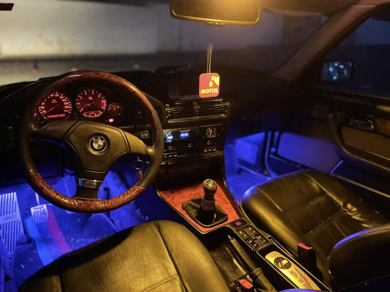 بەناوی خوا  بیئێم
مۆدێل (١٩٩٢) کوشن جلد ناوفۆرمیکا  دەشبولو بەرەدەرگای لۆکلۆکە  دەبل چەکمەجە لایت ناورەش بیلاد ویل مشەبەک ئەمریکی لۆک چوارتایەی لۆکی لەسەرە کامل کارەبایاتی بەشەرت هەموگیانی ئیشەکا گێچ ئێم هۆکی بیلاد  ٥٢٠ گێڕعادییە گێرو مەکینەی بەشەرت سوکان ئێم 
رەقەمو زینگەی تازەیە تا ٣١ بەناوی خۆمە سەیارەکە ٤پەنجەی  لایسەکنی هەیە لگەل ٤پەنجە دۆسەی سایەق بێ  لەحیمو مەعجون 
موشتەری تەلەفۆنکا  (***********)❤️
