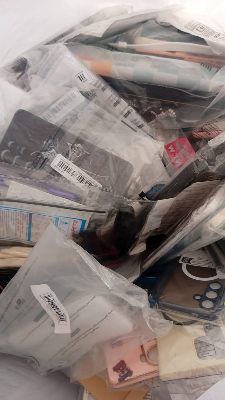 سلام عليكم عندي وجبة كڤرات تلفونات 135 كڤر بيهن كڤرات ايباد عدد 4 والباقي 131 آيفون وبعض انواع التلفونات و 8 لزگات و بعض اكسسوارات التلفونات مثل حبل ينربط بالكڤر او كيس شفاف حامل تلفون او عدسات كاميرا آيفون ،  وكله جديد گدامكم


**إذا كنت صاحب هذا الإعلان وتريد حذفه لأي سبب، رجاءا أرسل رسالة إلى الدعم الفني**