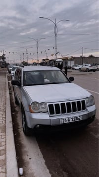 كراند شيروكي موديل 2008  بيها قطعتين صبغ بس بابين جهة اليمين  الباقي ع...